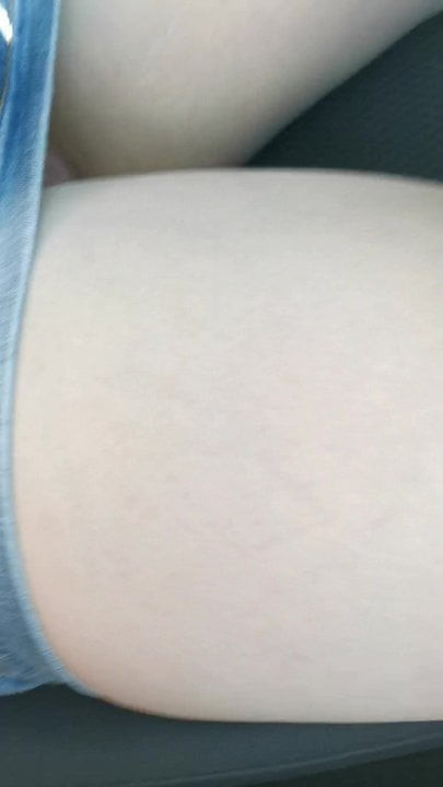Seksi milf iç çamaşırı olmadan araba kullanıyor,