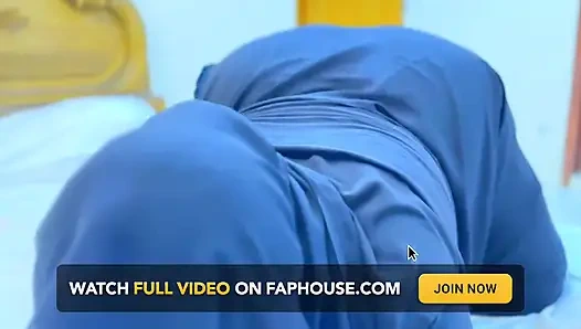 Merhaba ben akşam yemeği ateşli yalnız Müslüman Arap kız, büyük yuvarlak göt ve büyük kıllı amcığım var, beni sikebilir misin???