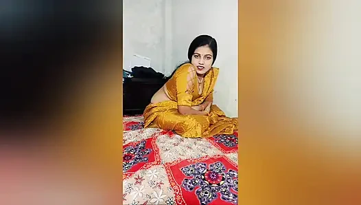 Hintli desi iki arkadaş bir erkekle sert sikişiyor