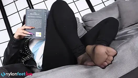 Baddie rock yıldızı deri çizmeler giydikten sonra kokan ayaklarının gösterişini yapıyor