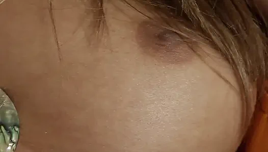 Azgın sarışın sürtük vibratör tek başına sıkı ıslak amcığını sikiyor ve oyuncakla azdırıyor