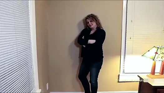 Laura şehvetli sarışın orta yaşlı seksi kadın pis gırtlağına kadar açgözlü yutuyor!