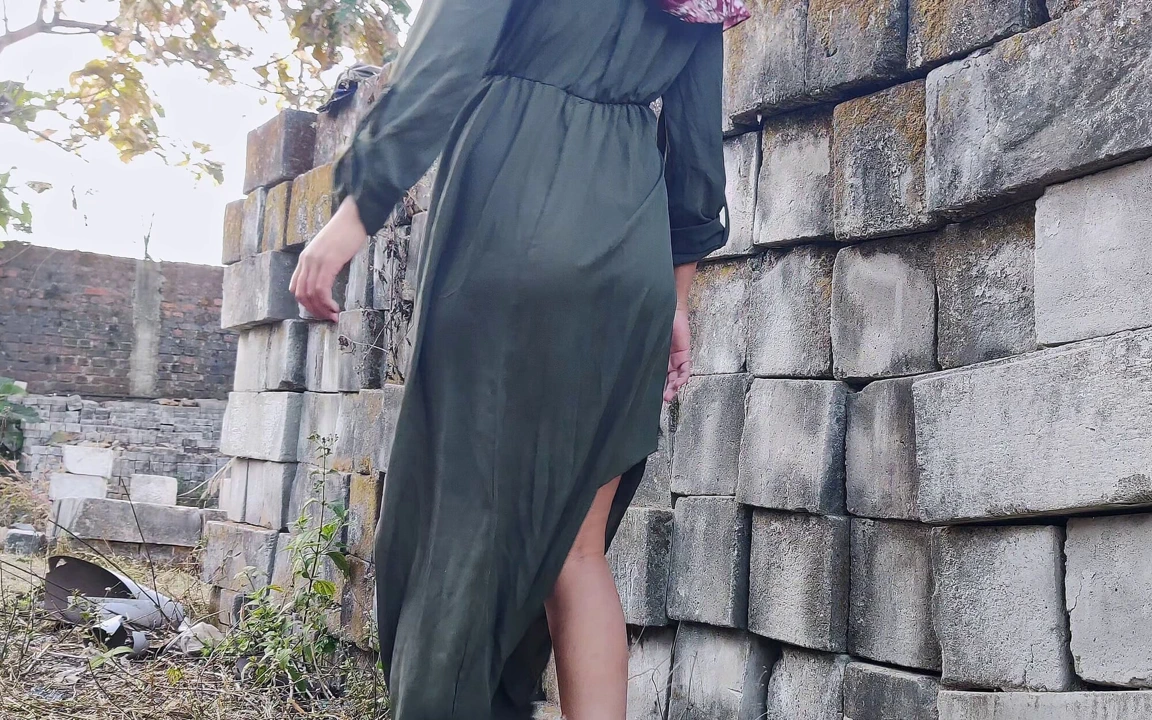 Azgın Endonezyalı evli kadın açık havada sikiliyor.