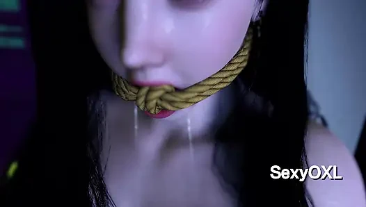 Keşfedilmeyi uman balkonda ateşli yalnız bir güzellik