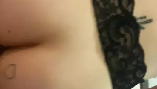 Ateşli evli kadın kocasını komşusu çoraplı ve kırmızı tangalı aldatıyor ve boğa yarağına binerken amını parmaklıyor