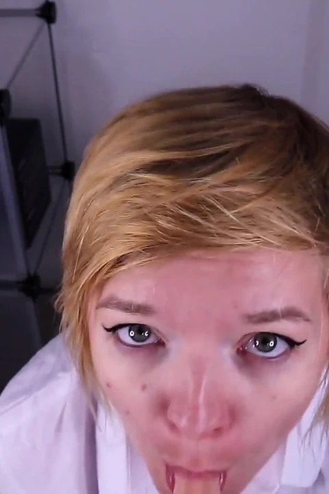 Stok odasında yakalandı bakış açısı oral seks