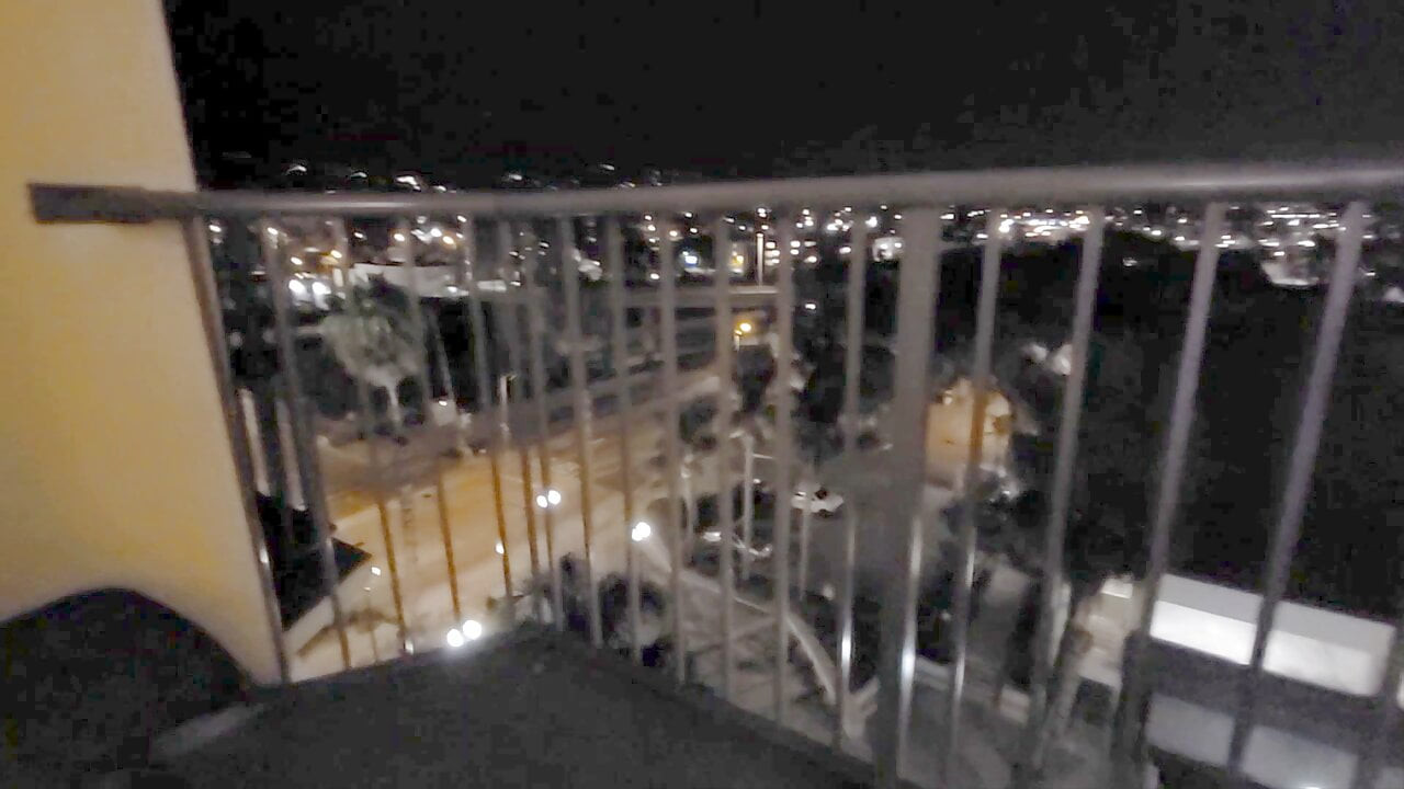 Riskli sergi. yatakta oynuyorum, sonra balkona yürüyorum ve dünyaya deliğimi gösteriyorum, ayrıca oda kapısını açıyorum