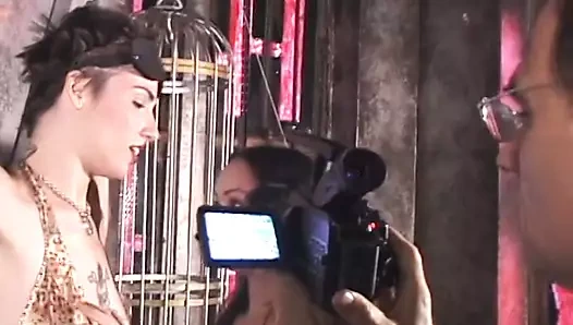 Tuhaf bdsm kızlarının eylemdeki kamera arkası görüntülerini izleyin