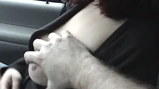 Ateşli büyük memeli bebek arabada küçük yarağını emiyor