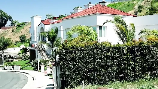 Üvey Annenin Kızı - Yaramaz Percy, Doğum Günü Üvey Anne Jessica Ryan'ı Seksi Hizmetçi Kostümüyle Sürprizler Ediyor