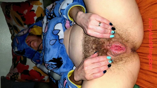 Yatmadan önce, evli kadın sihirli bir değnek kullanarak mastürbasyon yapıyor