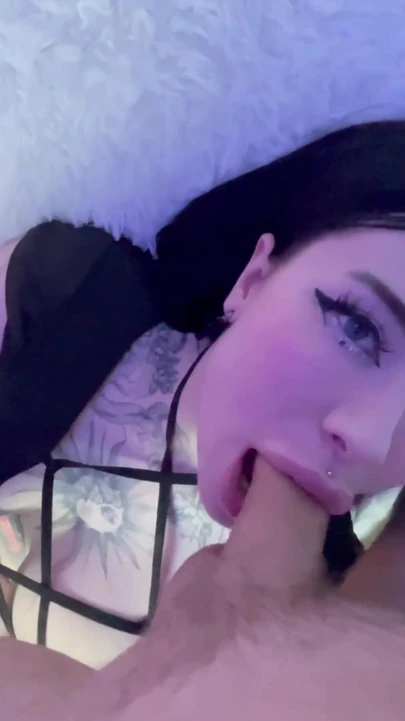 Сногсшибательный момент из "Очень сочную шлюшку жестко трахнули во все дырки и сперма в глотке, сперма в глотке"