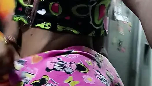 Seni seven ve vücudumda gece gündüz seni arzulayan zengin öpücüklerine bağımlı hissediyorum