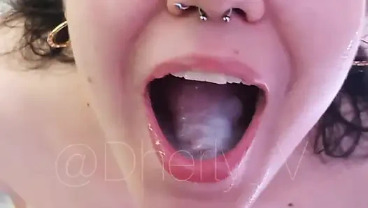 Yarağı beni o kadar azdırdı ki ondan tüm dölleri sıkmak ve yutmak istedim.