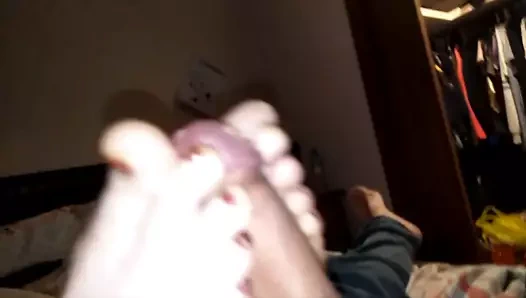 Ayakla mastürbasyon, iki ton ateşli ayak, ayaklarına boşalana kadar