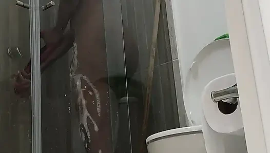 Esmer kadın duşta mastürbasyon yaparken yakalanıyor