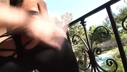 Sıcak sürtük berbat bir dev horoz ve gets becerdin içinde ona sıkı göt