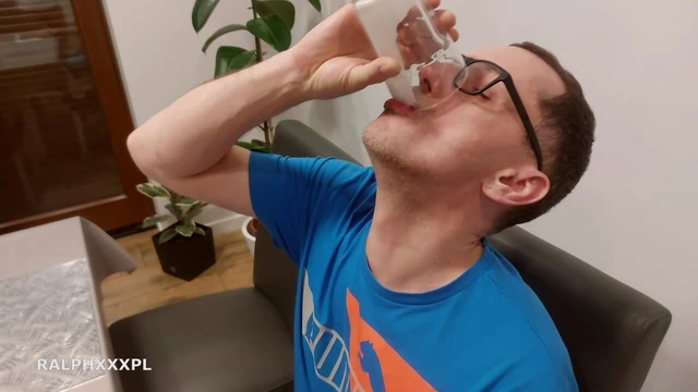 Кофе со спермой лучшего друга для мужа-куколда