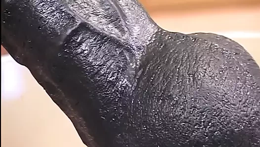 Dışta siyah ve içte güzel pembe! Islak amcığı onu çıldırtıyor!