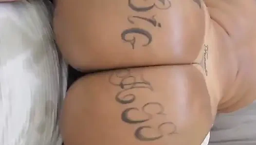 Büyük yağlı popoya yağ sürmek