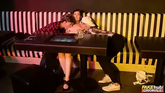 Fakehub Originals - iki lezbiyen bir kulüpte tıraşlı amcık üçlü seks ve meme oyunu için masum Daphne Angel'i baştan çıkarıyor