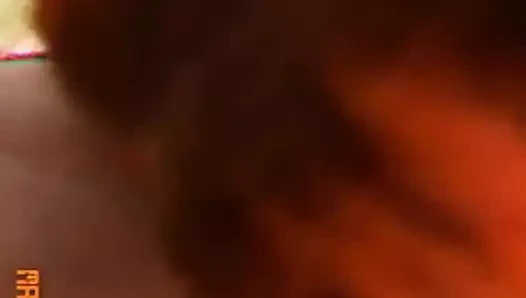 Küçük kızıl saçlı sürtük yarak emiyor