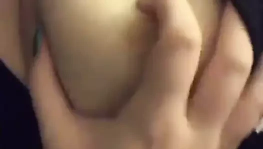 Sikme dostum göğüslerini gösteriyor