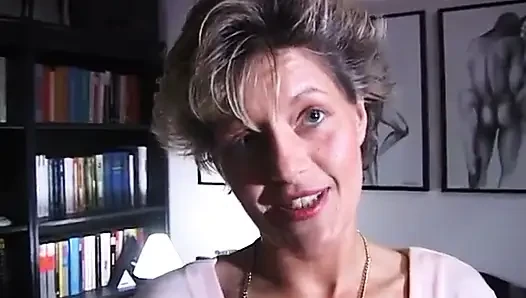 Azgın orta yaşlı seksi kadın amını parmaklıyor ve parmaklarını yalıyor