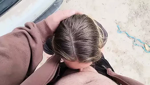 Sürtük evli kadın dışarıda emiyor ve sikişiyor