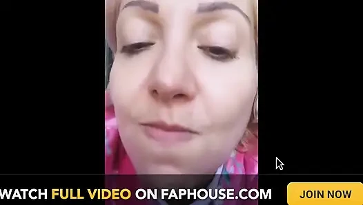 Parmaklarımı burnuma sokmamalıydım ama çok hoşuma gidiyor...