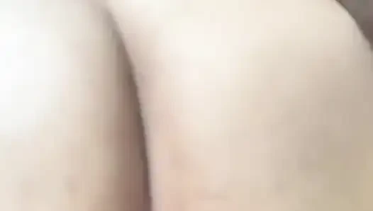 Büyük götlü iri güzel kadın yanaklarına boşalana kadar büyük zenci yarağını alıyor