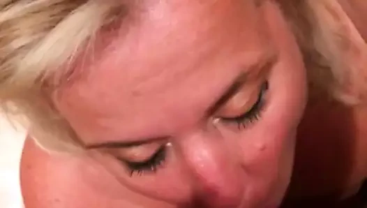 Seksi sarışın milf emme çük