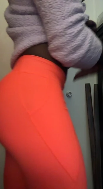 Кроссдрессер соблазняет в леггинсах перед походом в спортзал