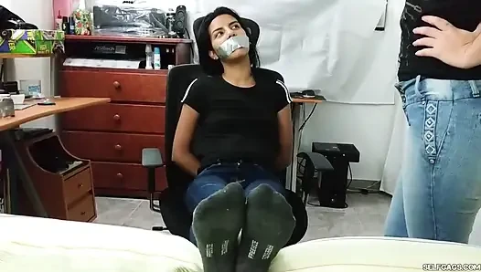 Üvey kız kardeşimin süper kokmuş ayaklarını temizliyorum! (bölüm 1/ 2)