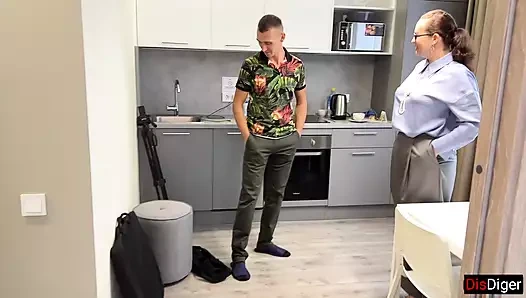 Öğrenci büyük memeli bir apartman sahibini ve üvey kızını sikiyor