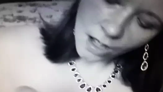 Anna İngiliz sürtük zenci erkek arkadaşını emiyor