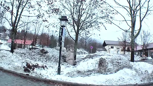 Esmer hatun ıslak amcığını çılgınca oynuyor