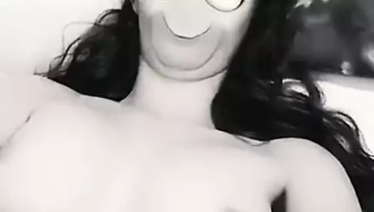 Sera brooks göğüsleri gösteren