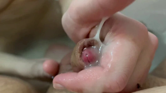 Banyo yaparken ona küçük bir sürpriz yapıyorum.