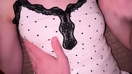 Üvey erkek kardeşimin karısı orgazm olduktan sonra fışkırtıyor, onun sıkı amını siktim