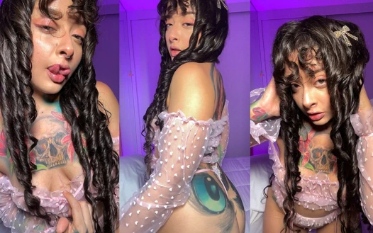 Pembe iç çamaşırlı u için dans ediyor