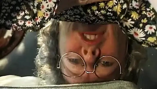 Döl yiyen Alman nine büyük yarakla oynamayı seviyor