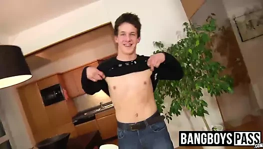 seksi çıplak temizlikçi alır onun kıçını hizmet