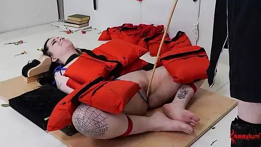 Minyon itaatkar göt yalamak ve amcığını cezalandırmak için bağlı