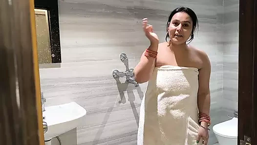 Hintli orta yaşlı seksi kadın üvey oğluyla büyük yarak emiyor pembe amcığı domaltarak derinden gırtlağına kadar alıyor