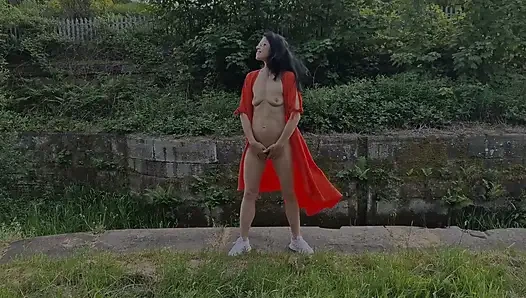 Çıplak açık havada ve işiyor