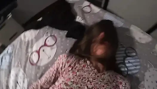 Sadakatsiz evli kadın arkadaşlarını götten sikiyor. Gerçek aldatma