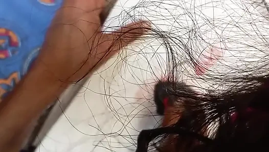 Büyük güzel beyaz bir kadın ağacın altında mastürbasyon yapıyor ve çıplak desi erkekleri çekiyor