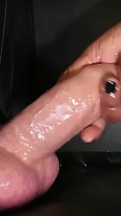Gloryhole el işi ve 2 haftalık abstinensle büyük toplarla ve yağlanmış beyaz bir penis