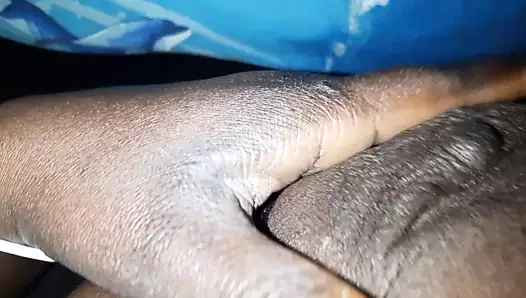 büyük göğüslerimle oynuyorum